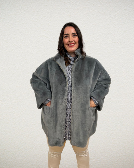 wendbare Fake Fur Jacke in grau von Marina Rinaldi - grosse Grössen - DE BOER plus Luzern 