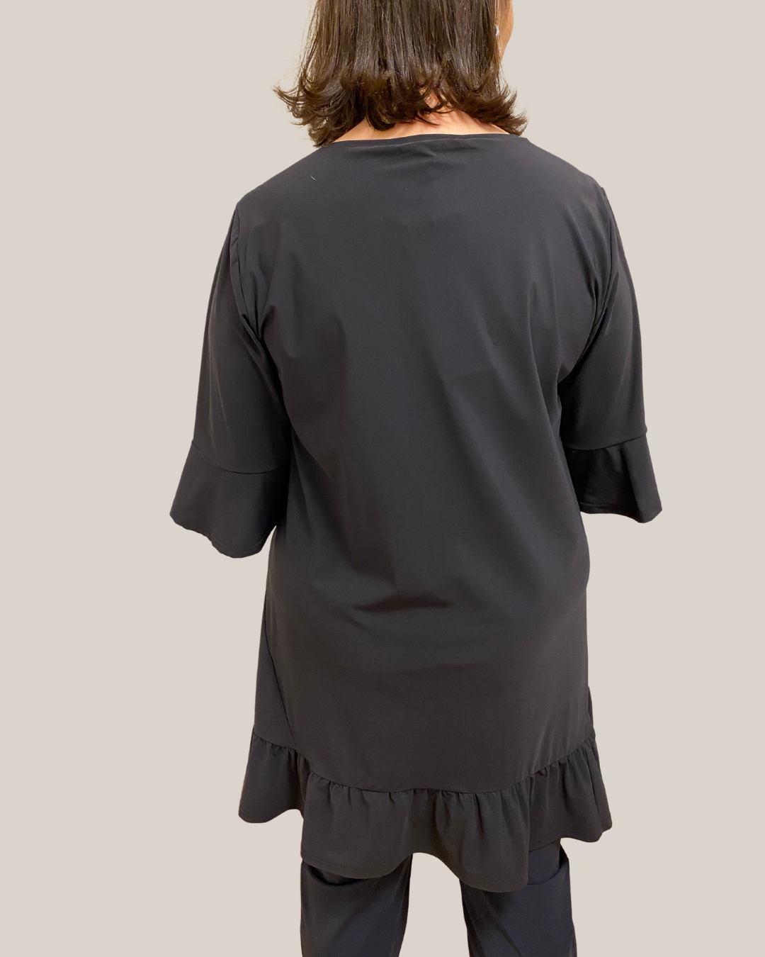 Schwarzes Tunika-Shirt mit Rüschen